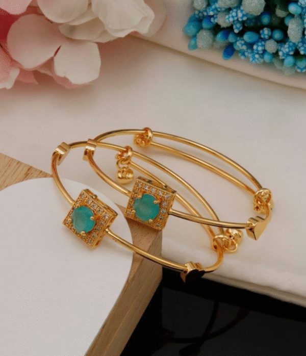 Stylish Gold-Plated Bracelet with Aqua Stone