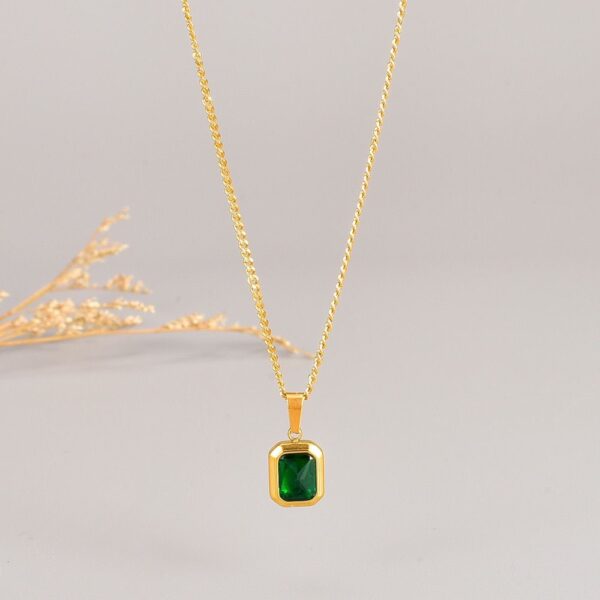 Luxurious Emerald Green Zirconia Pendant Necklace